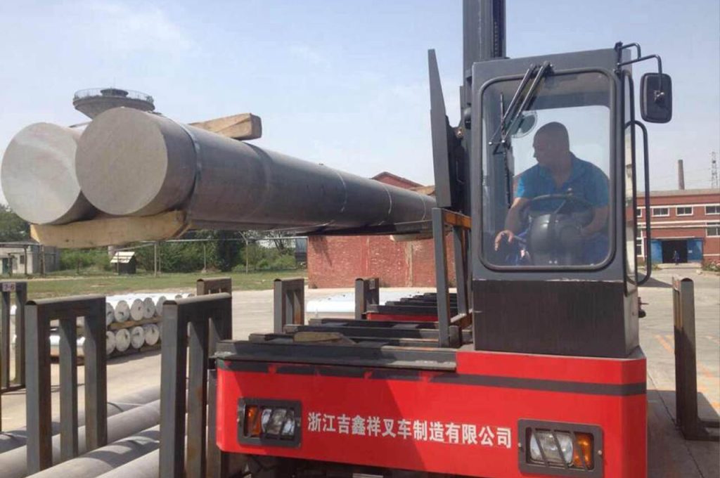 Steel pipe industry customers use side loaders