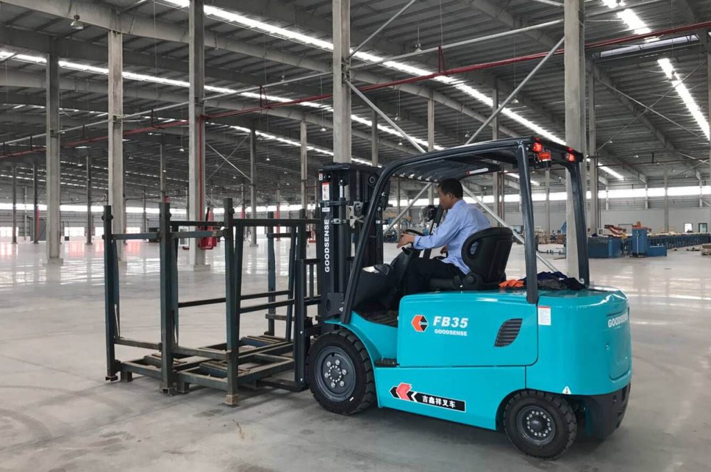 Customers use 3.5 ton electric forklifts in large warehouses