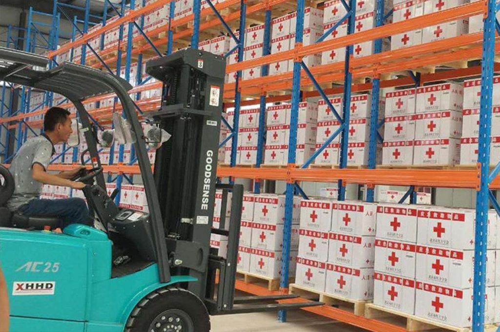 Customers use 2.5 ton electric forklifts on three-dimensional shelves